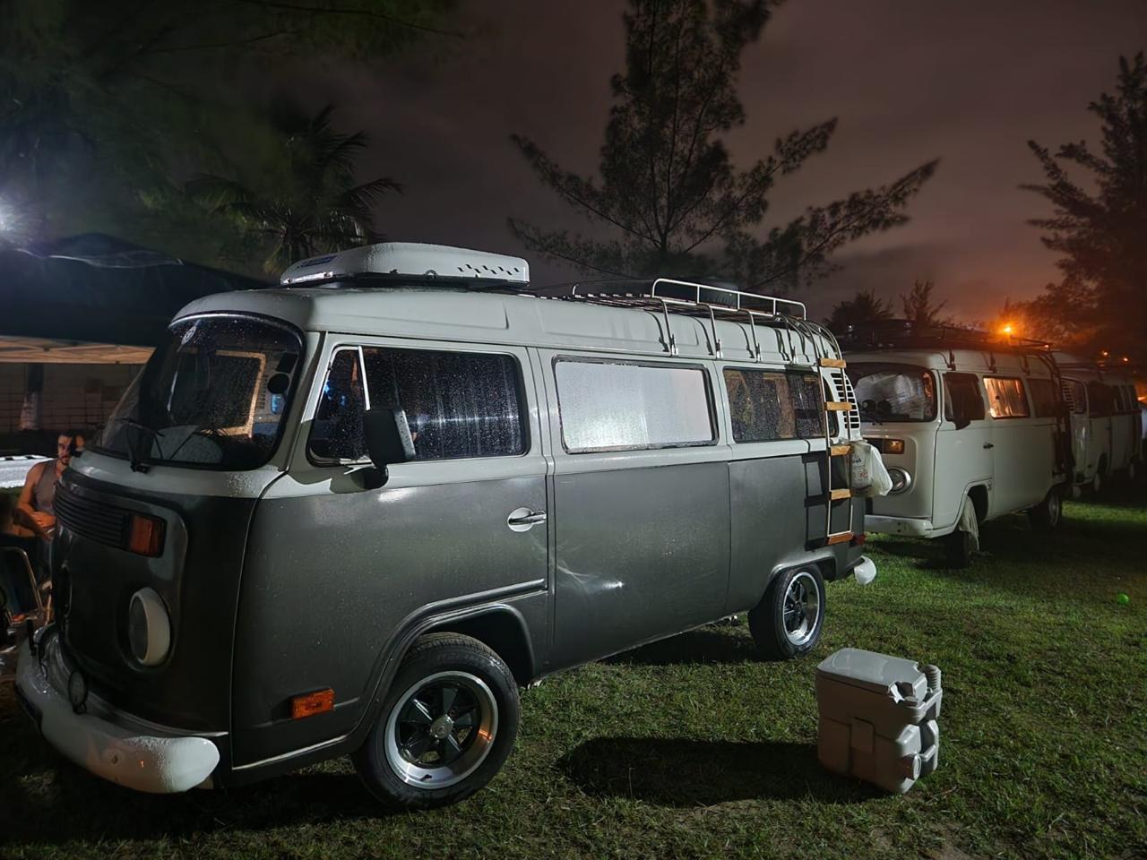 Kombi LocaHomes — vista traseira com rack de teto e escada